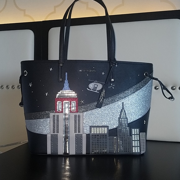 ❤️SOLD❤️Michael Kors Limited Edition Novelty Tote - Picture 8 of 8